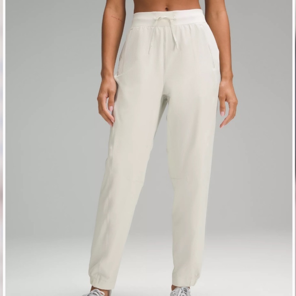 Lululemon License to Train High-Rise Joggers color Bone excellent condition 8